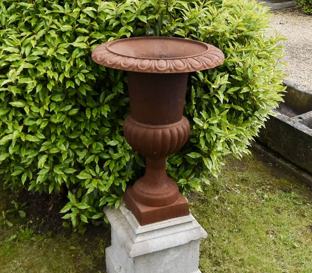 IJzeren-vaas-op-sokkel