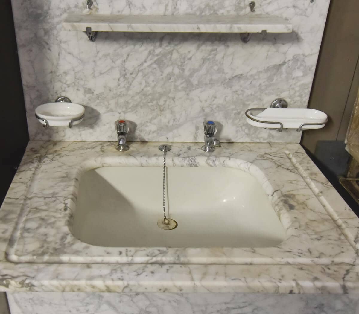 Wit-marmeren-wastafel