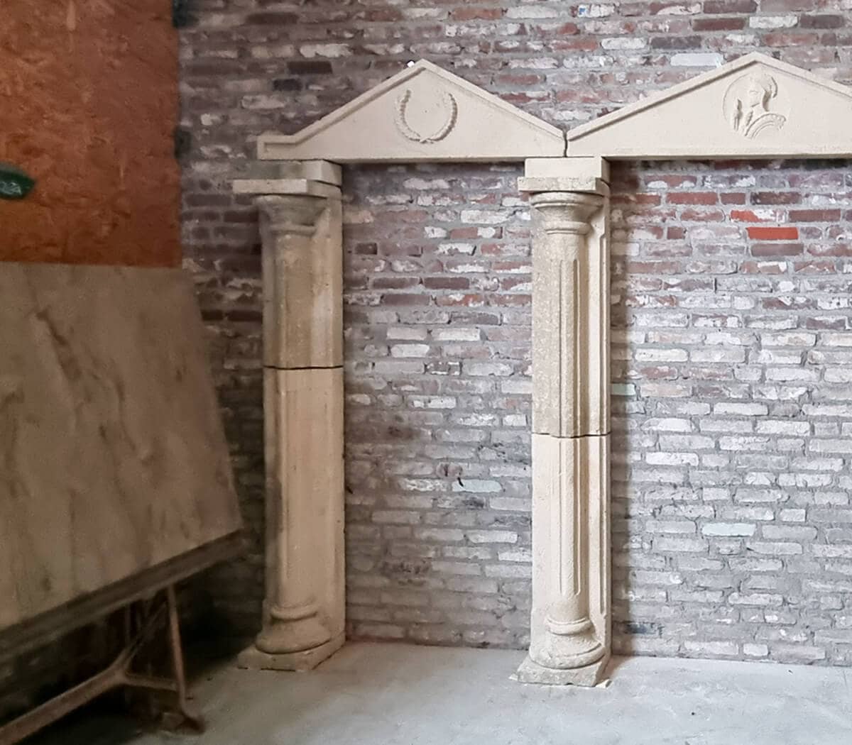 Zandstenen-dubbele-Portiek