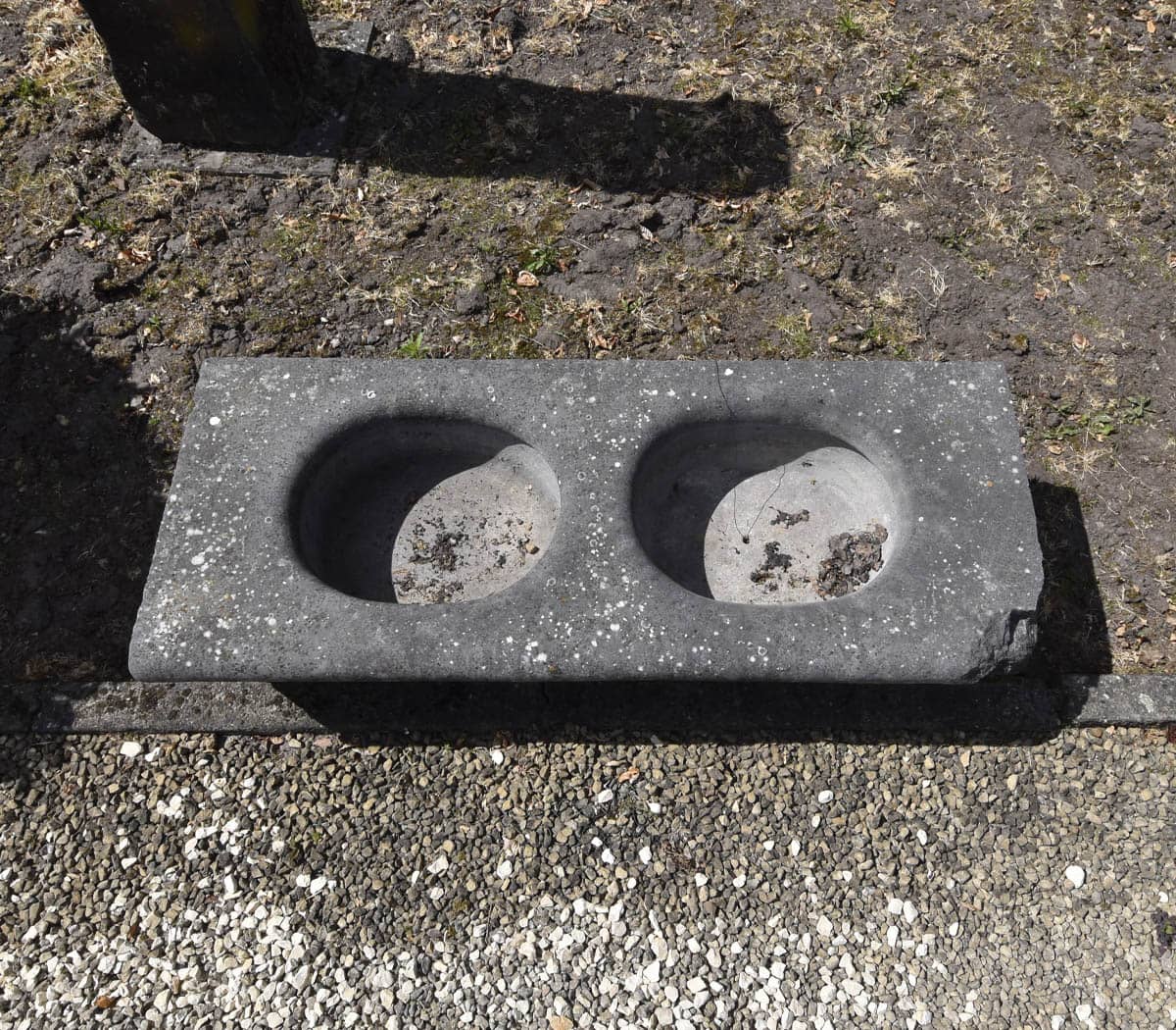 Hardstenen-dubbele-trog