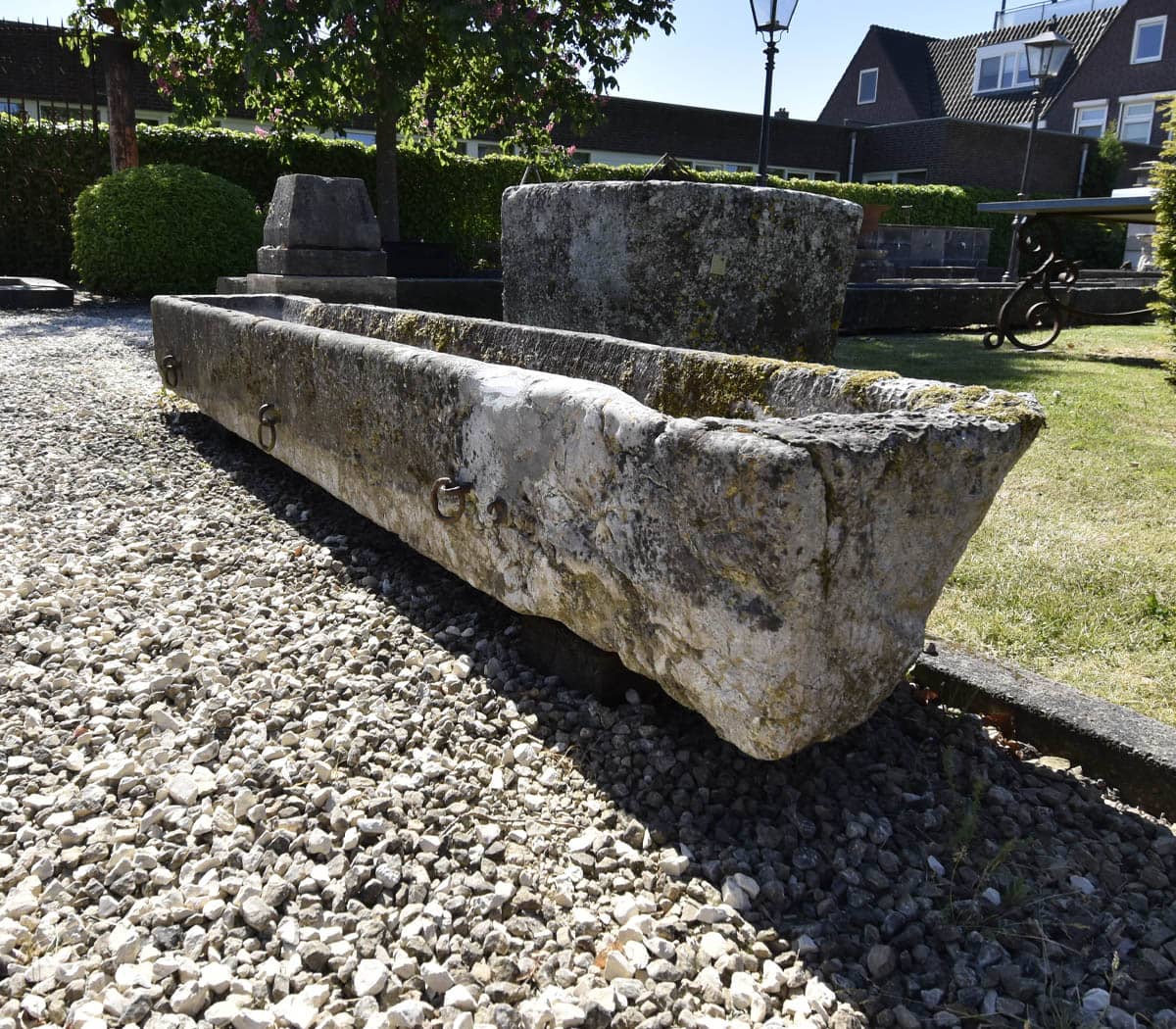 Natuurstenen-trog
