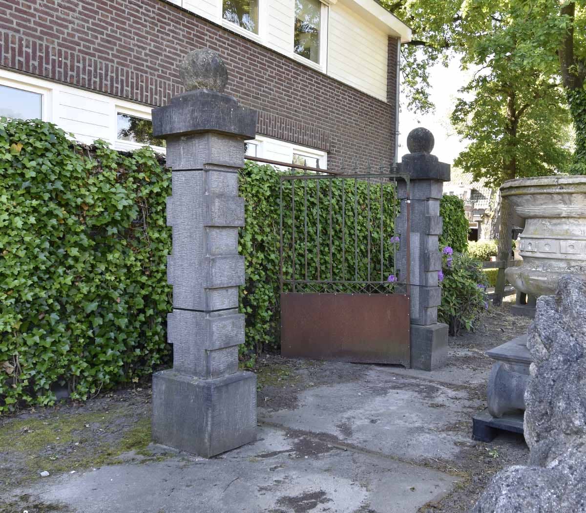 Set-van-2-hardstenen-poortpalen