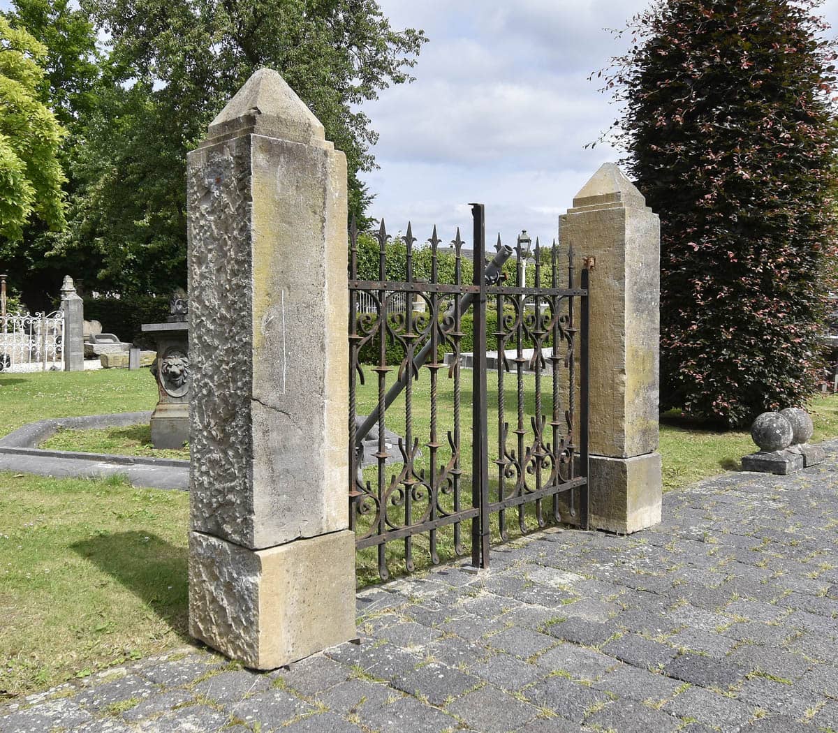 Zandstenen-poortpalen