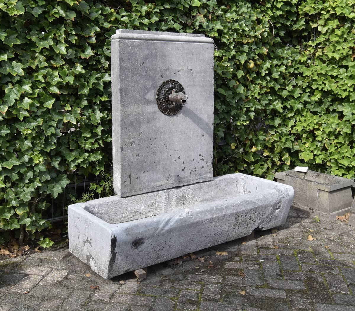 Hardstenen-fontein-met-trog