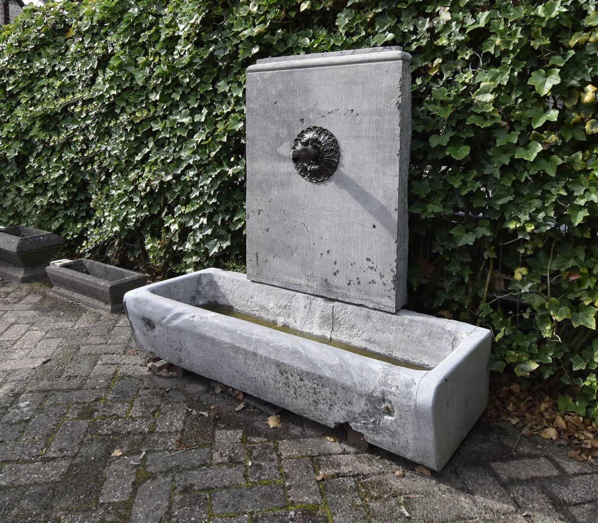 Hardstenen-fontein-met-trog