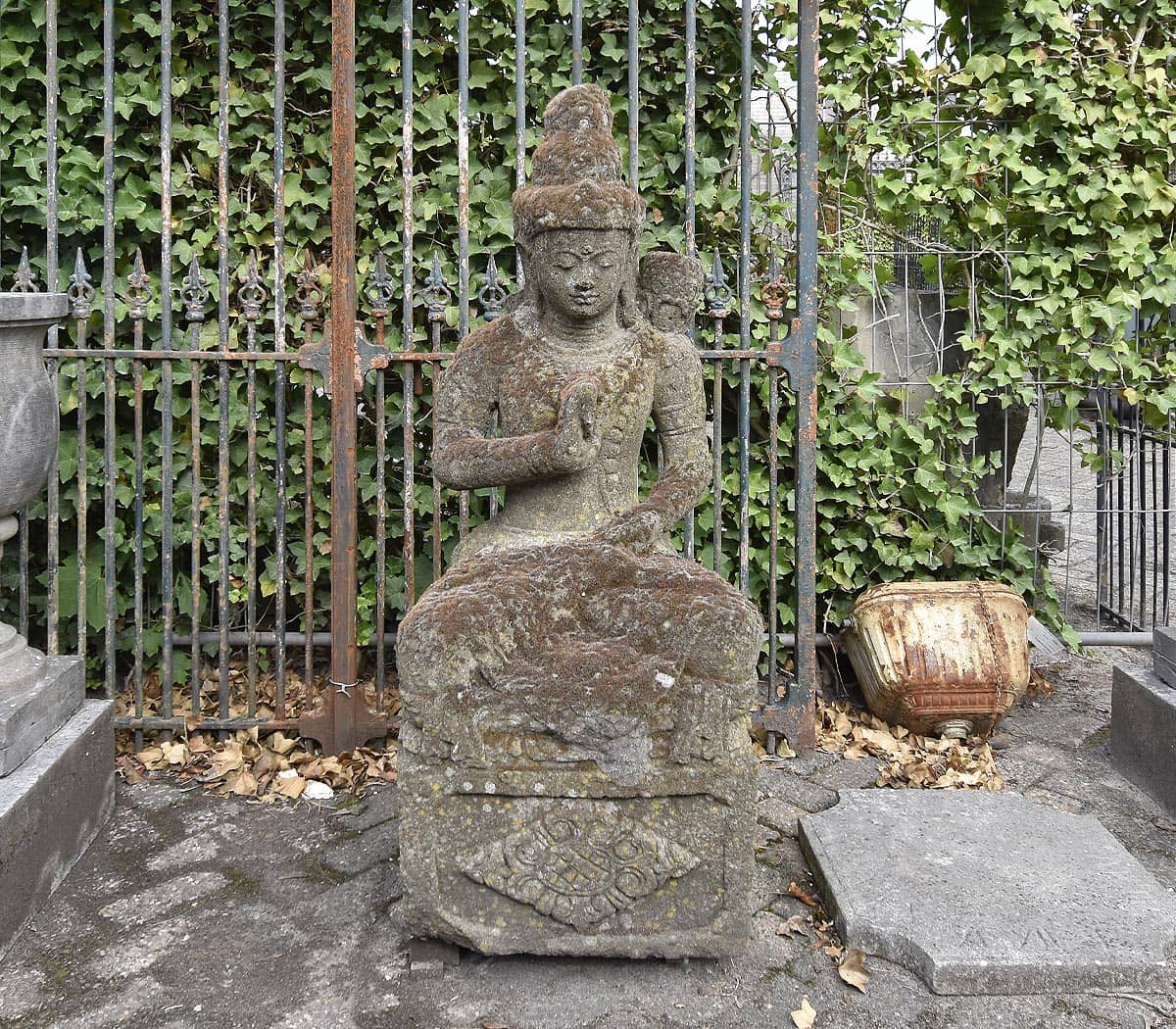 Lavastenen-Boeddha-beeld