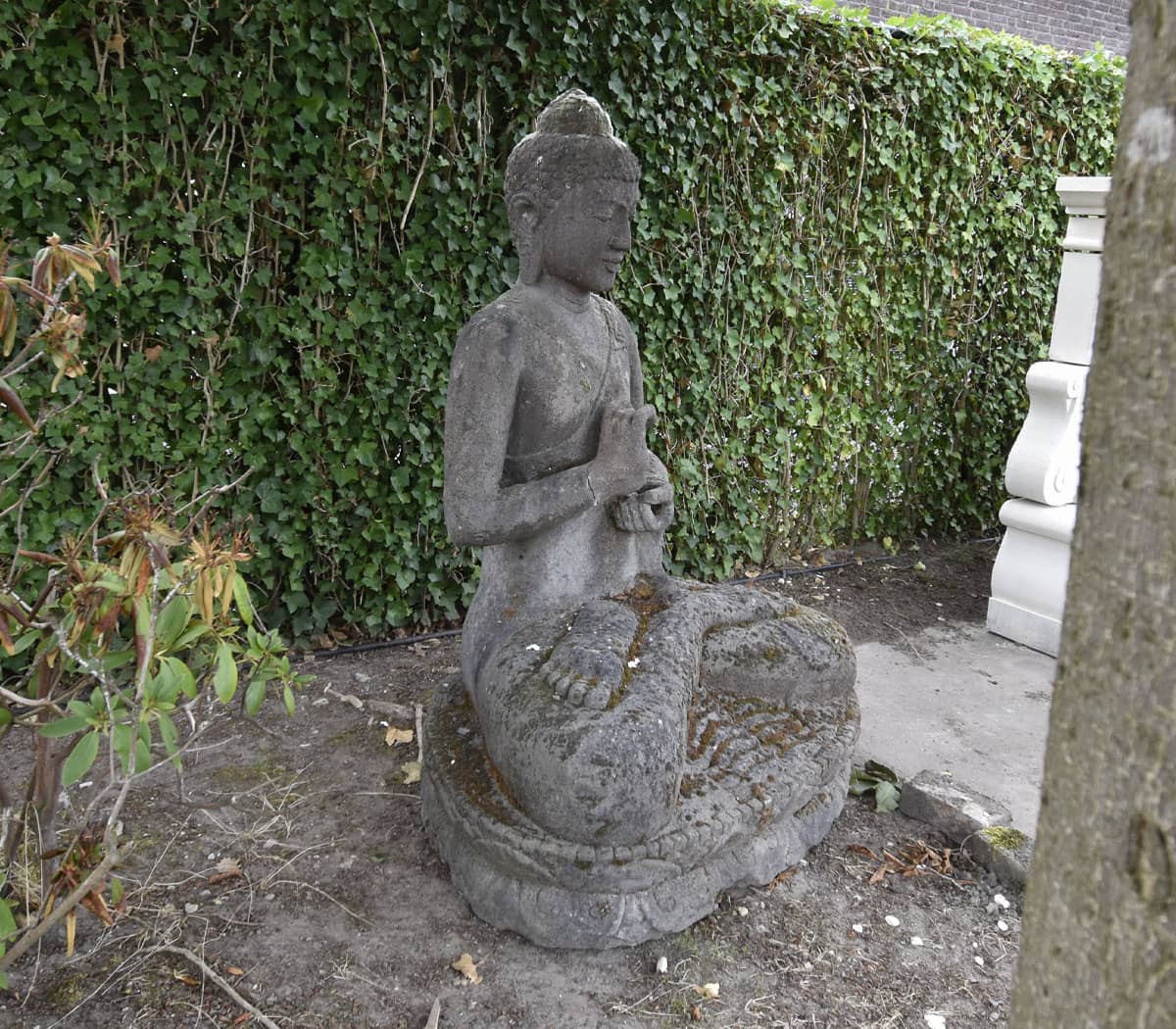 Lavastenen-boeddha-beeld