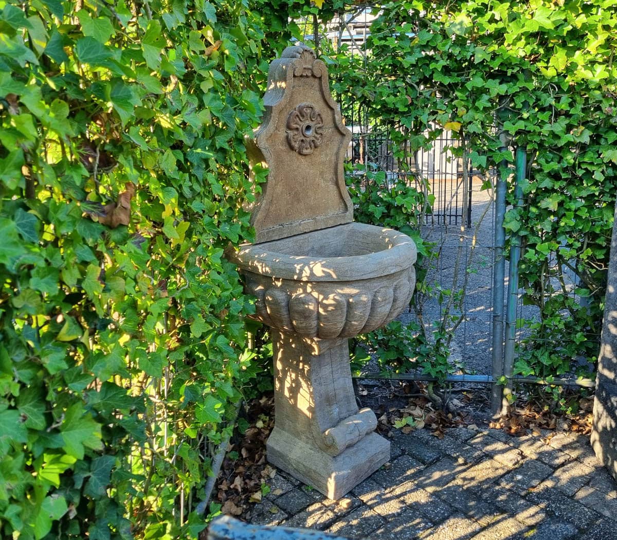 Natuurstenen-wandfontein