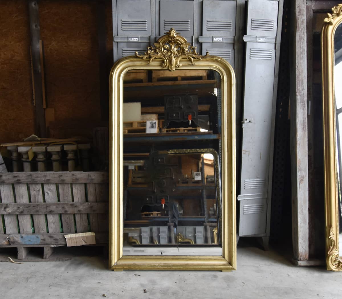 Antieke-spiegel-met-kuif