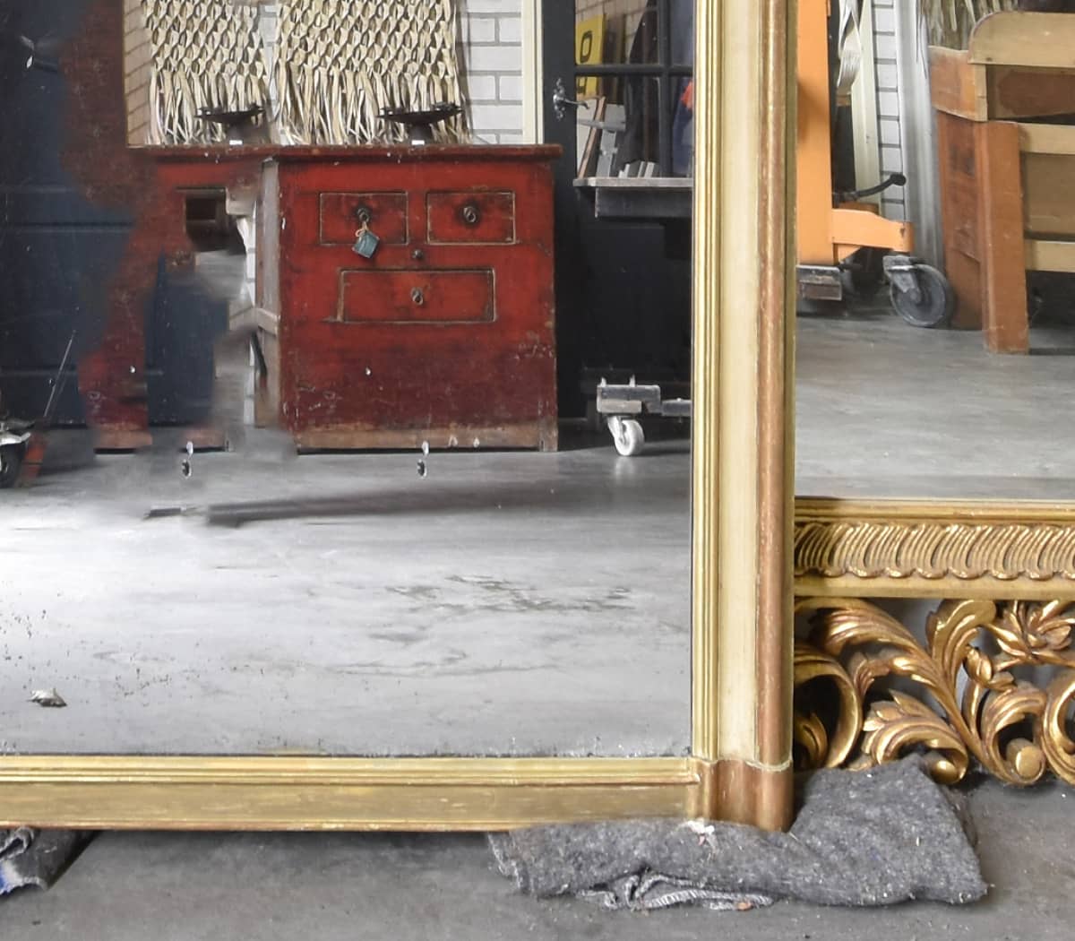 Antieke-spiegel-met-kuif