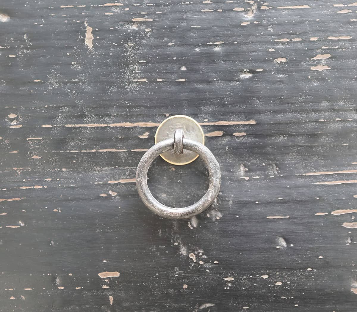 Houten-kast-met-lades-en-deur