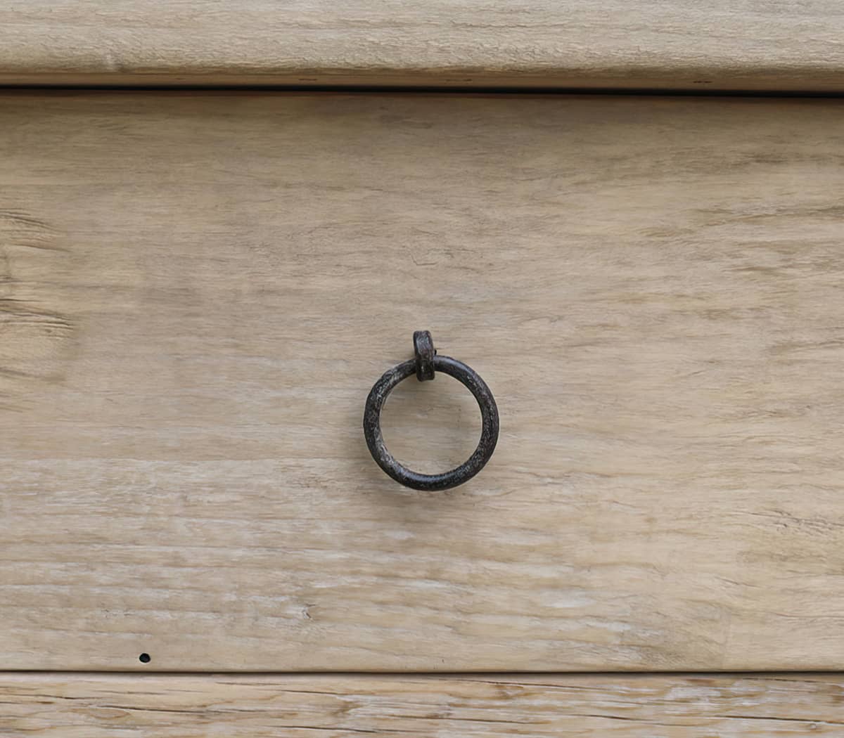 Houten-wandtafel-met-lades