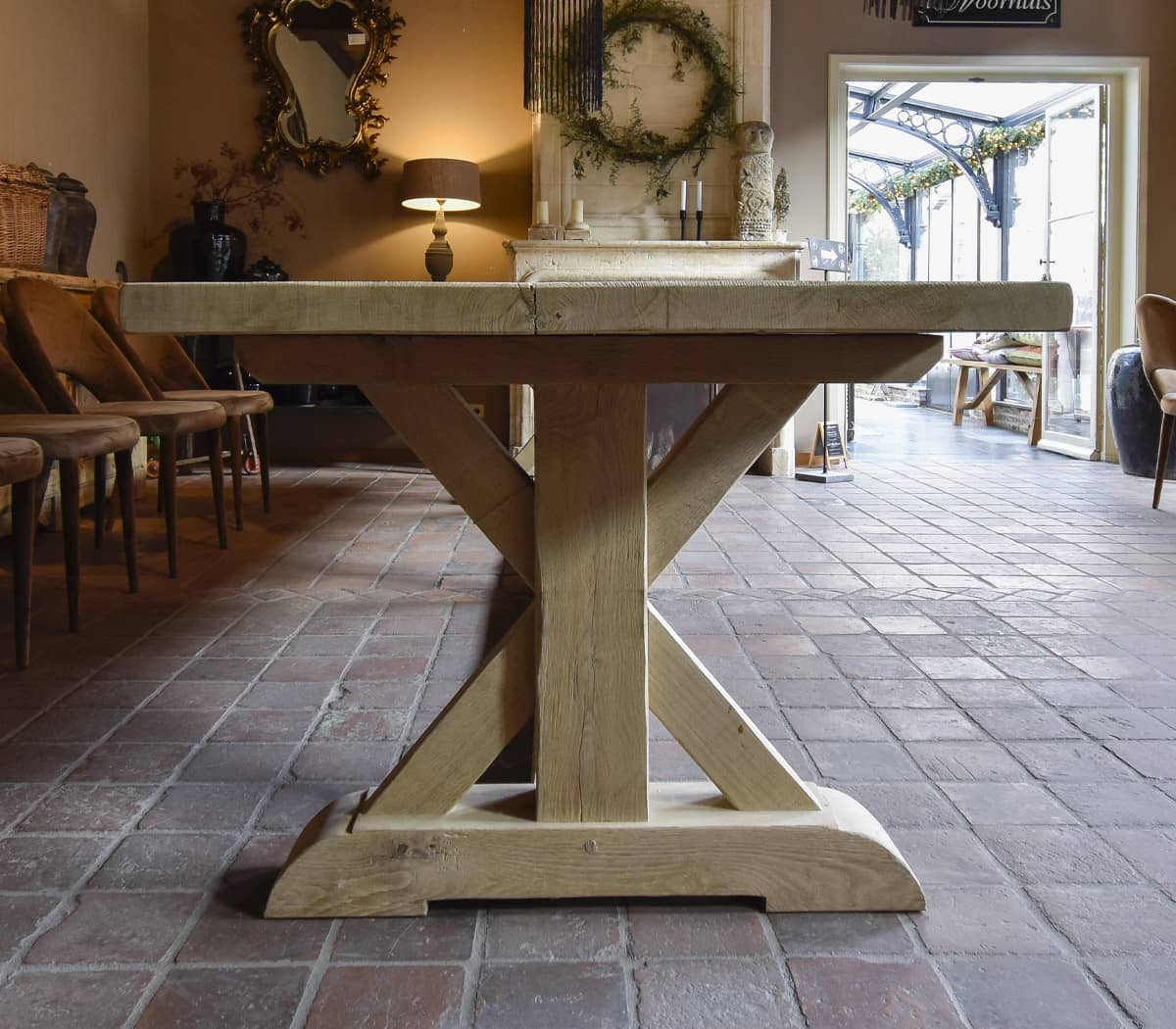 Eiken-kloostertafel-met-kruispoot