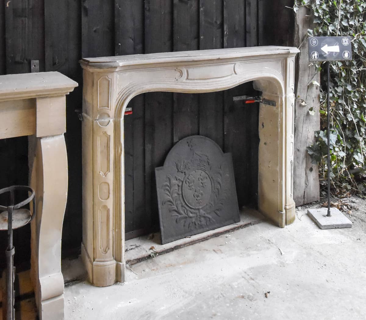 Zandstenen-voorzetschouw