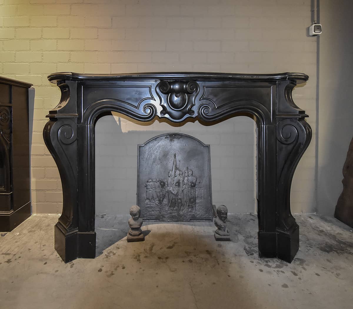 Zwart-marmeren-Louis-XV-ombouwschouw
