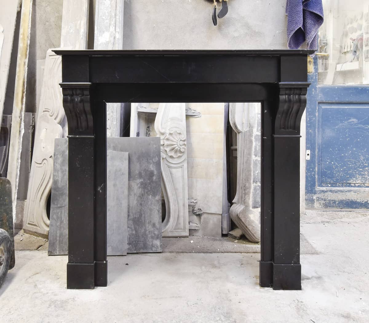 Zwart-marmeren-modillion-voorzetschouw