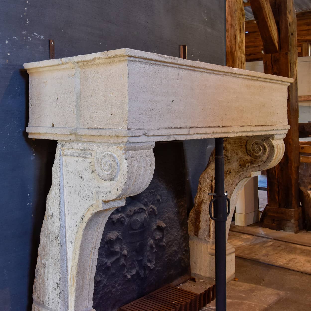 Antieke-zandstenen-ombouwschouw