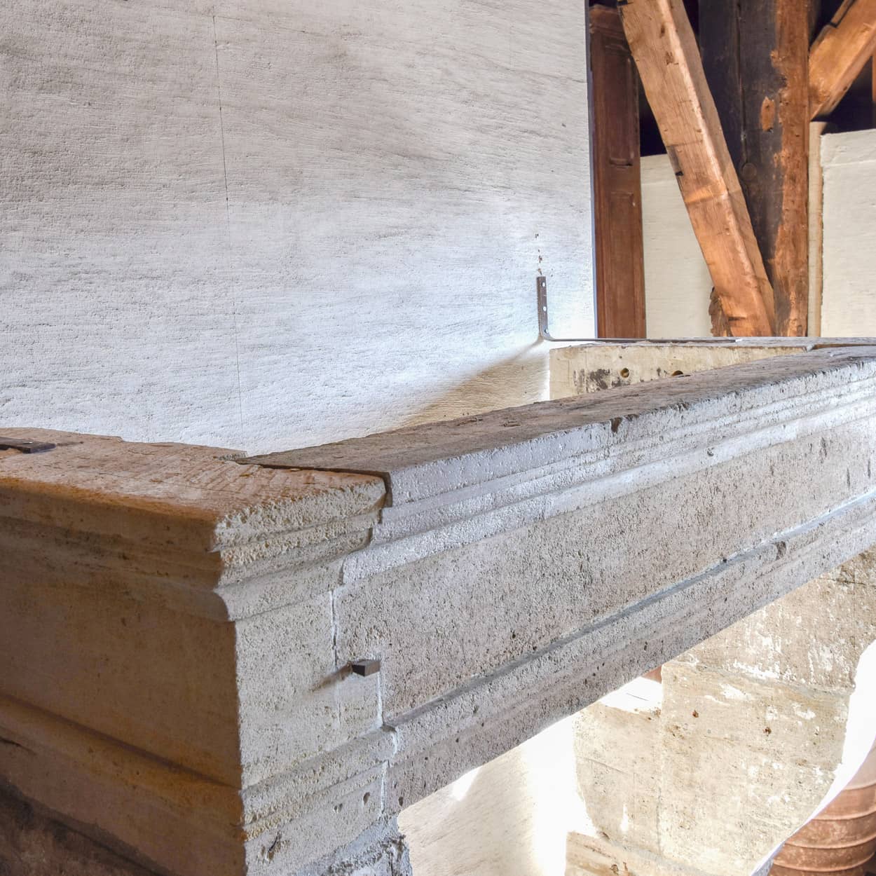 Antieke-zandstenen-ombouwschouw