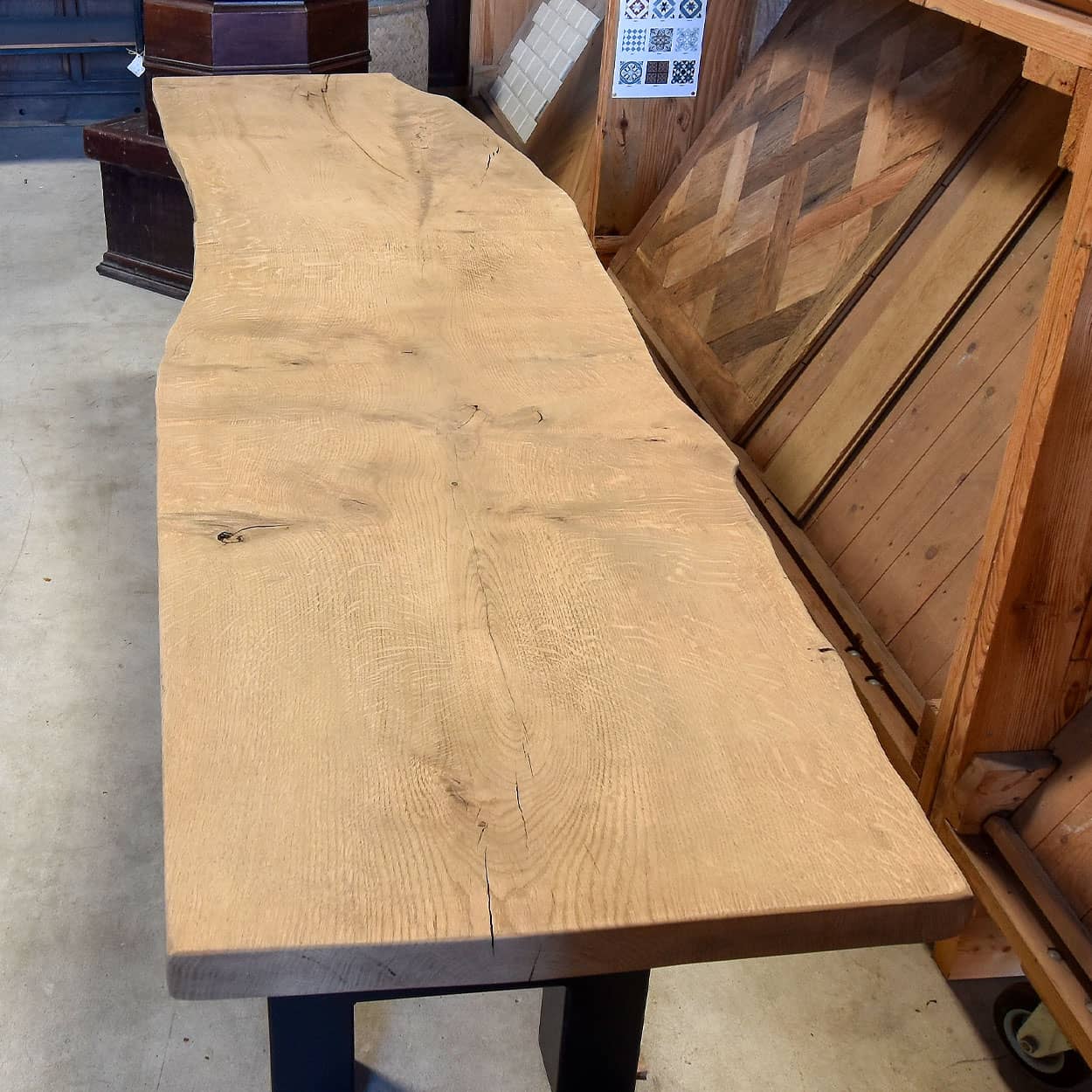 Boomstamtafel-met-ijzeren-onderstel