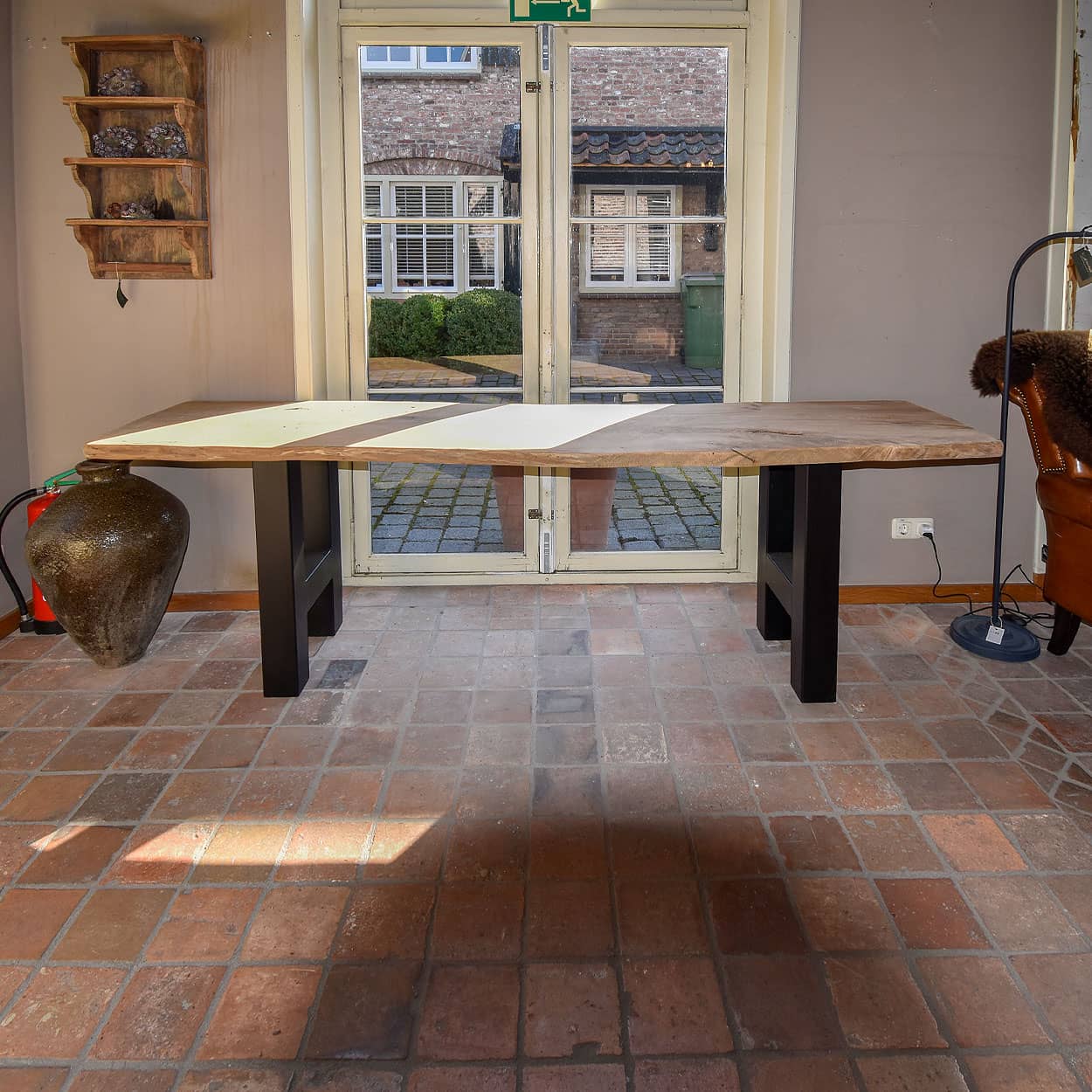 Houten-tafel-met-ijzeren-onderstel