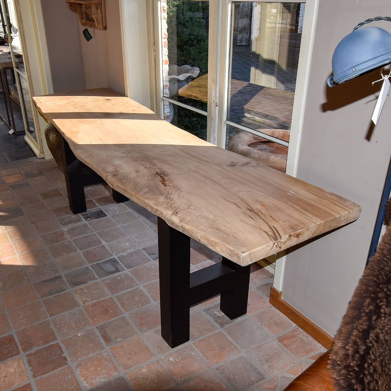 Houten-tafel-met-ijzeren-onderstel