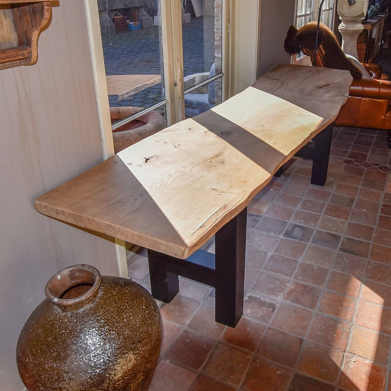 Houten-tafel-met-ijzeren-onderstel