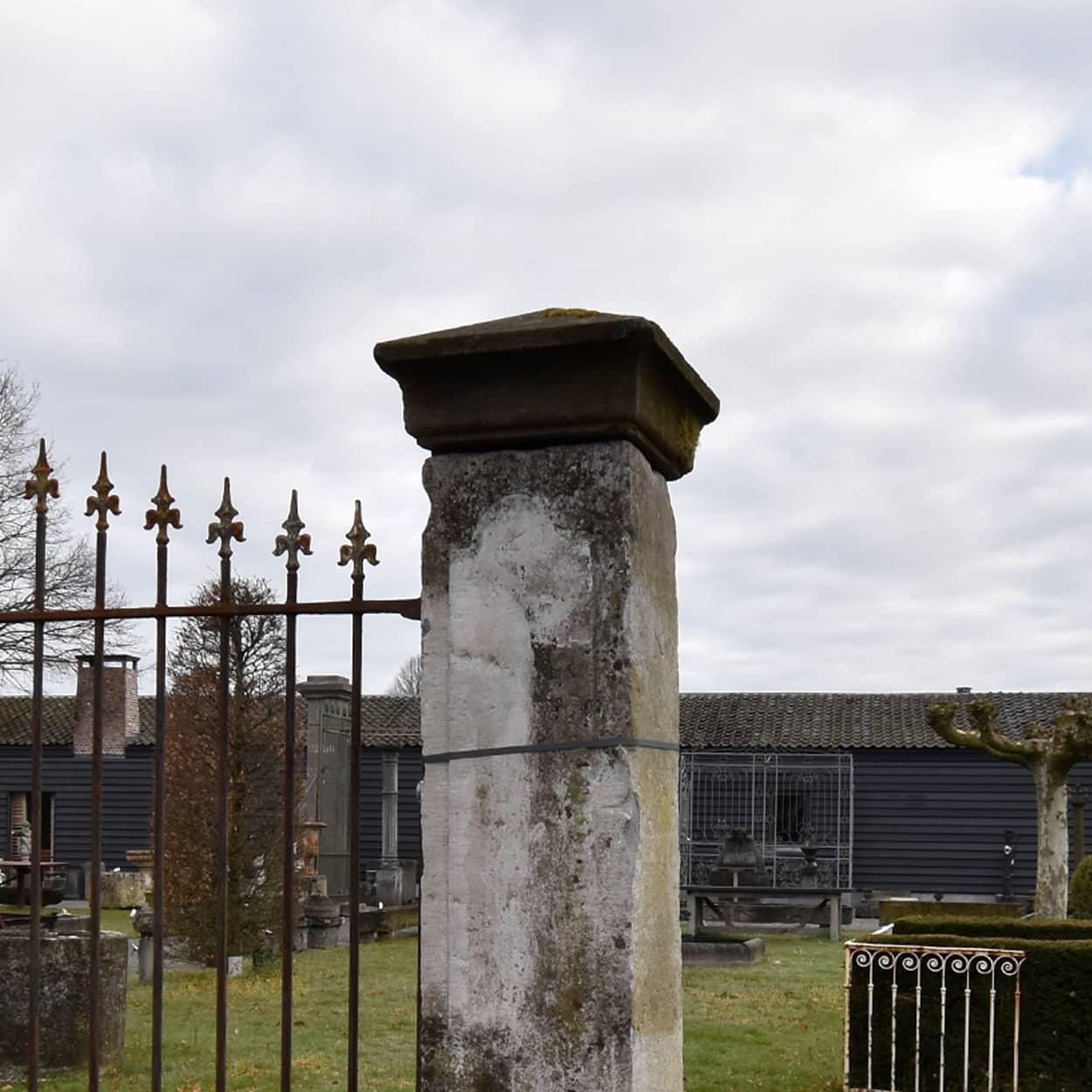 Zandstenen-poortpalen