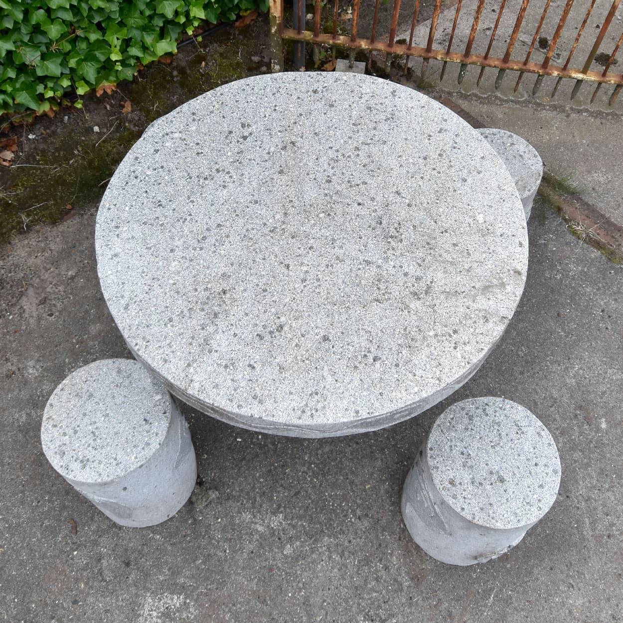 Stenen-tuintafel-met-4-krukjes