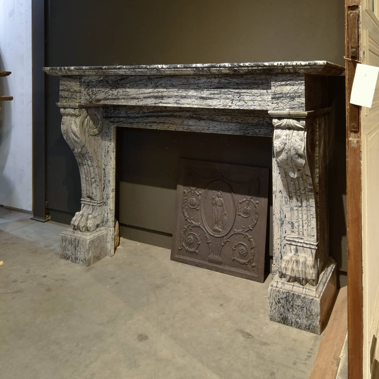 19e-eeuwse-Franse-schouw-met-leeuwenpootvoeten