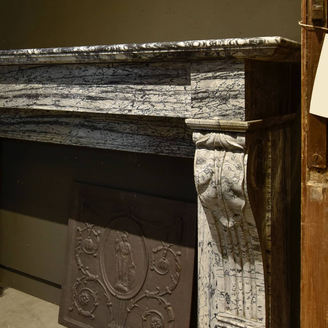 19e-eeuwse-Franse-schouw-met-leeuwenpootvoeten