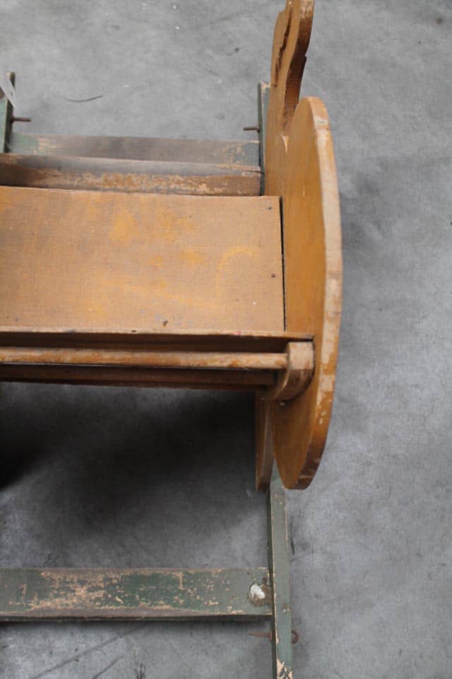 Antiek-speelgoed-kinder-schommelstoel-in-PAUW-model-in-goede-staat