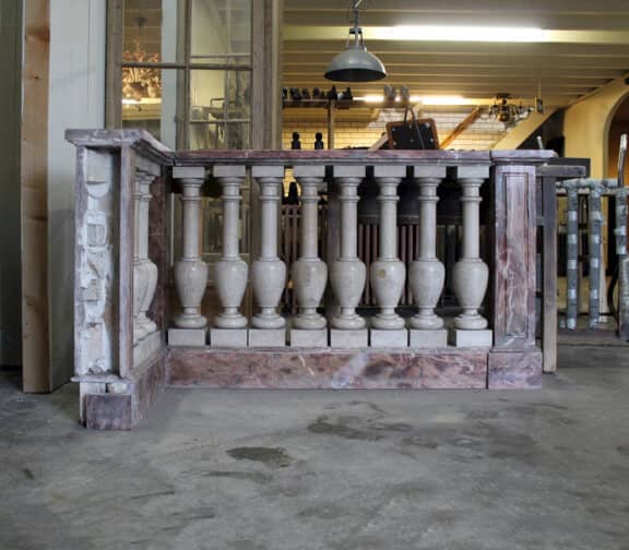 Antieke-marmeren-kerk-zuiltjes-van-altaar