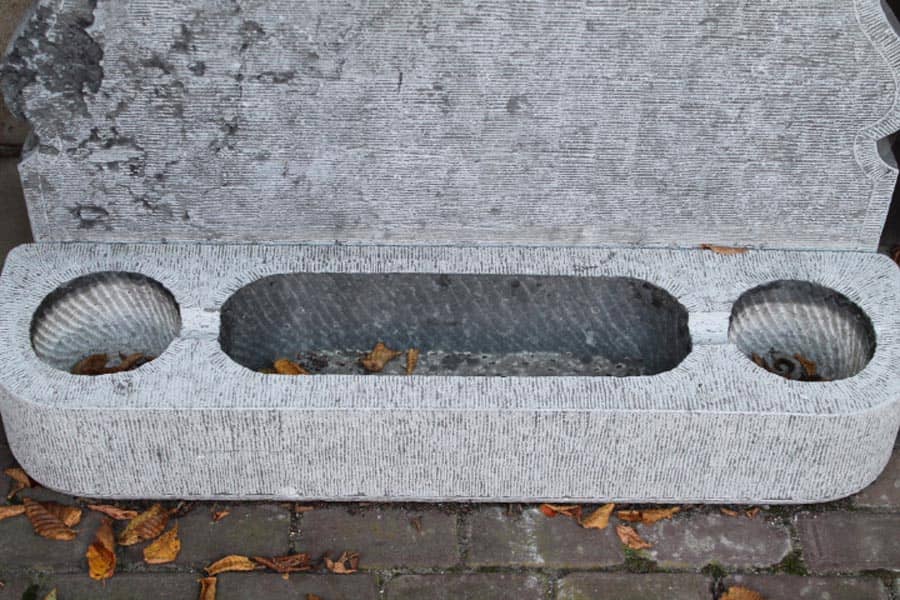 Belgisch-hardsteen-muurfontein-met-plantenbakken-erin-verwerkt