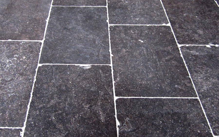 Belgisch-hardsteen-type-Liege-verouderd-op-banen