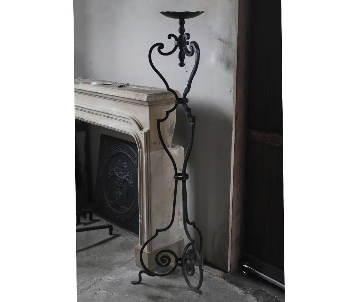 Decoratieve-hoge-kandelaar-siersmeedwerk-voor-1-grote-kaars