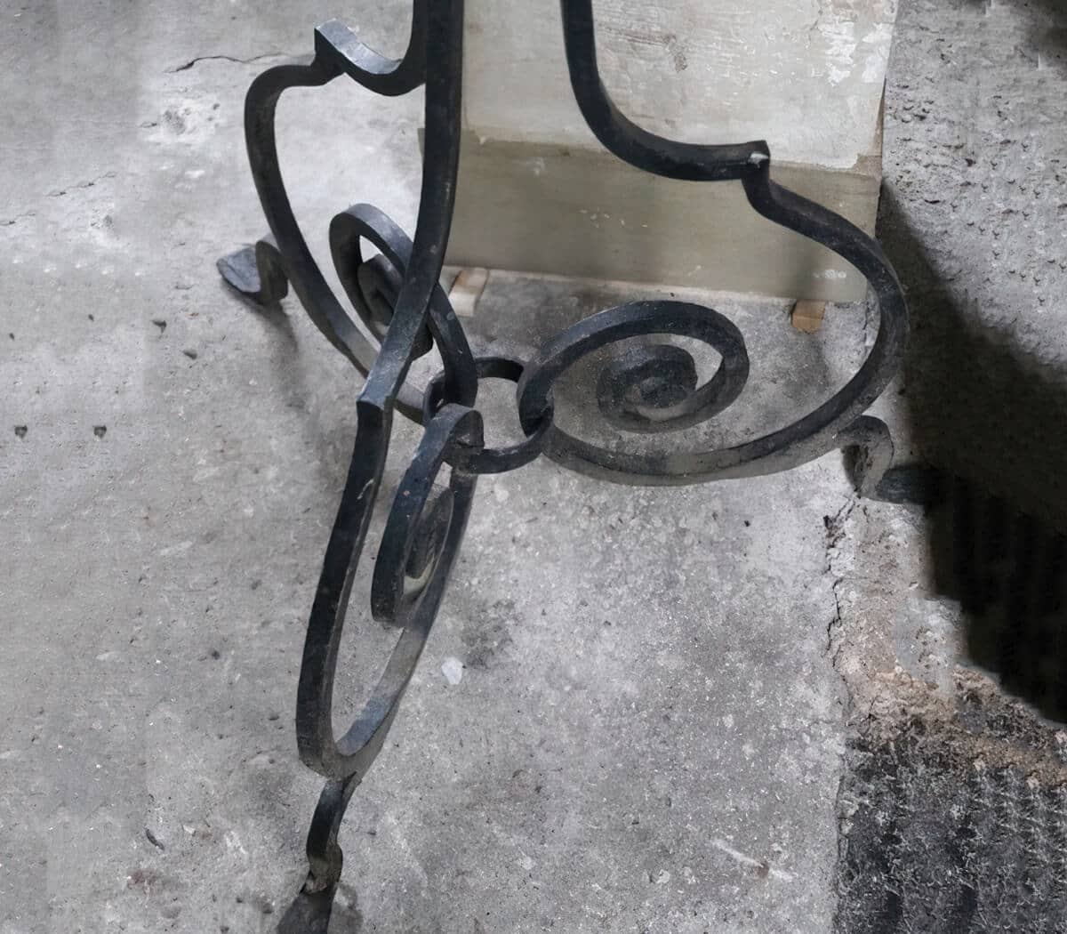 Decoratieve-hoge-kandelaar-siersmeedwerk-voor-1-grote-kaars