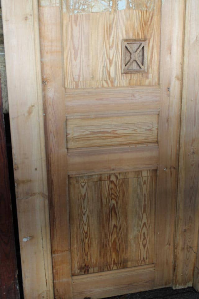 Dubbele-geloogde-grenen-deuren-set.-Met-kijkluikje