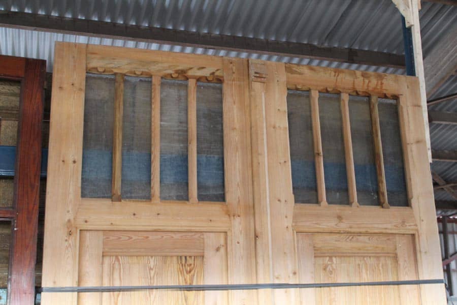 Dubbele-geloogde-grenen-deuren-set.-Met-kijkluikje