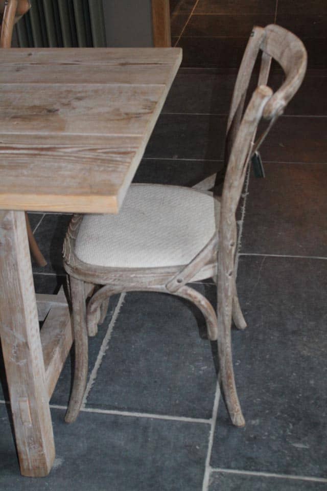 Eetkamer-stoelen-in-verschillende-kleuren-met-diverse-zittingen