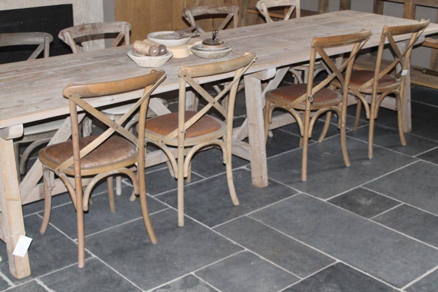 Eetkamer-stoelen-in-verschillende-kleuren-met-diverse-zittingen