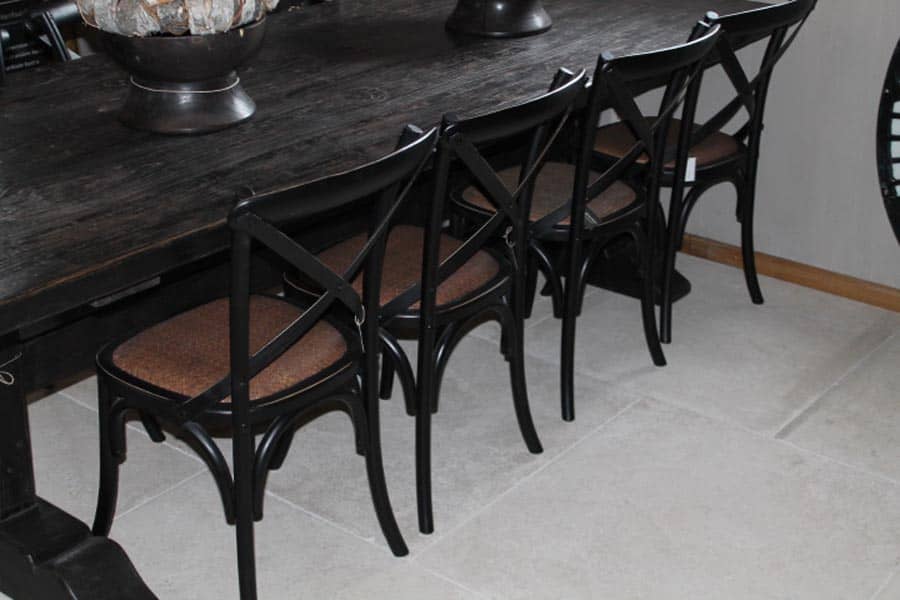 Eetkamer-stoelen-in-verschillende-kleuren-met-diverse-zittingen