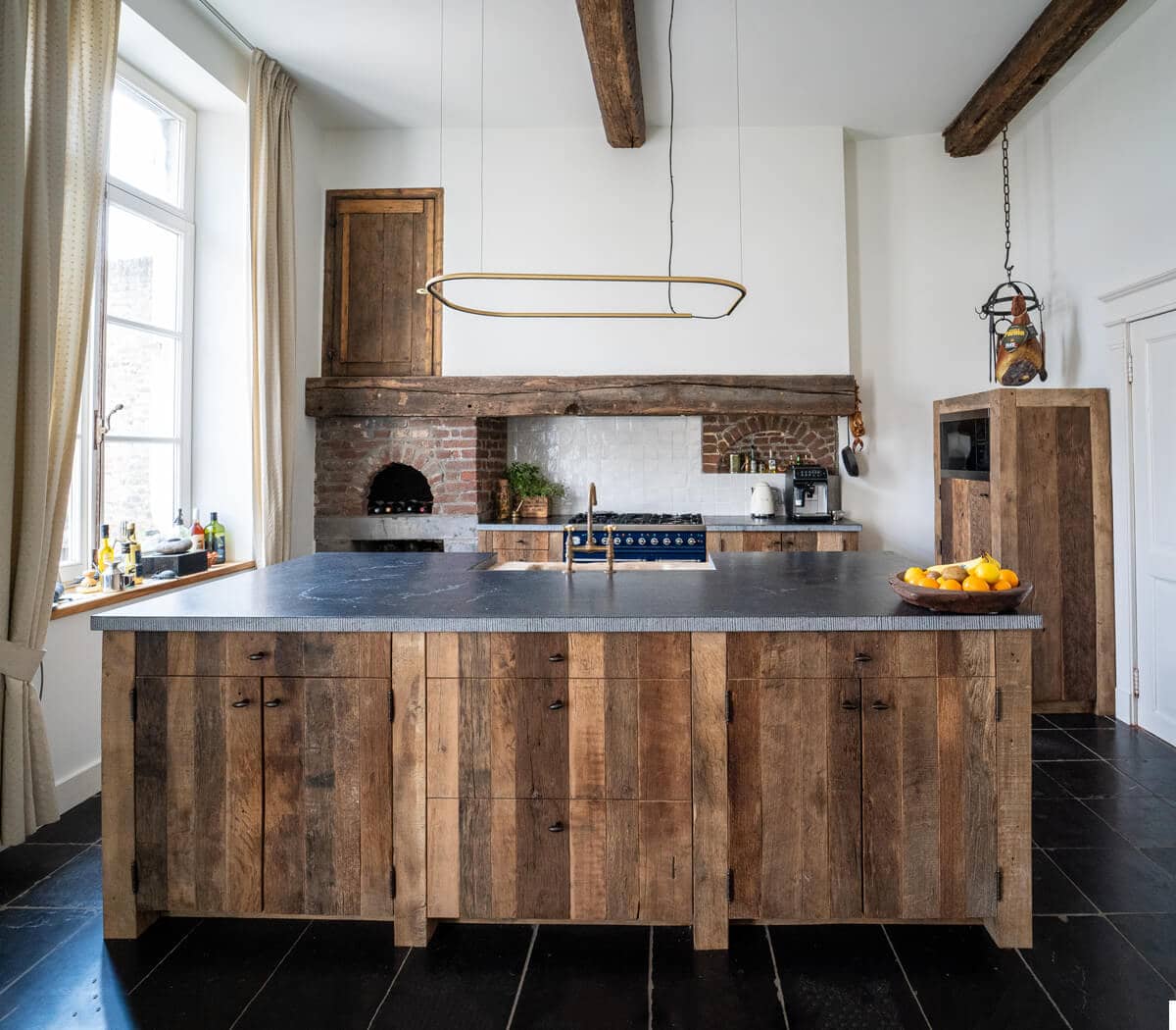 Eiken-maatwerk-keuken-belgisch-hardstenen-bald-en-zandstenen-trog