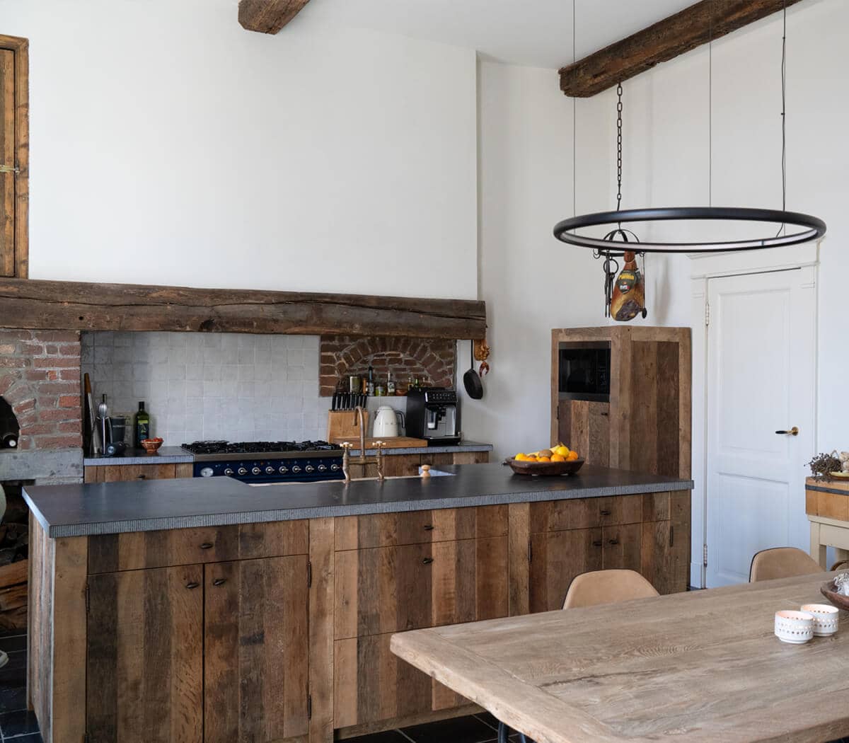 Eiken-maatwerk-keuken-belgisch-hardstenen-bald-en-zandstenen-trog