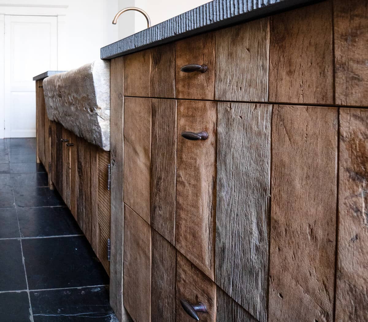 Eiken-maatwerk-keuken-belgisch-hardstenen-bald-en-zandstenen-trog