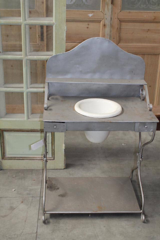 IJzeren-Kinder-wastafeltje-met-losse-schaal-zonder-uitloop-en-2-kleine-lades-erin