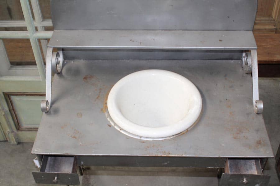 IJzeren-Kinder-wastafeltje-met-losse-schaal-zonder-uitloop-en-2-kleine-lades-erin