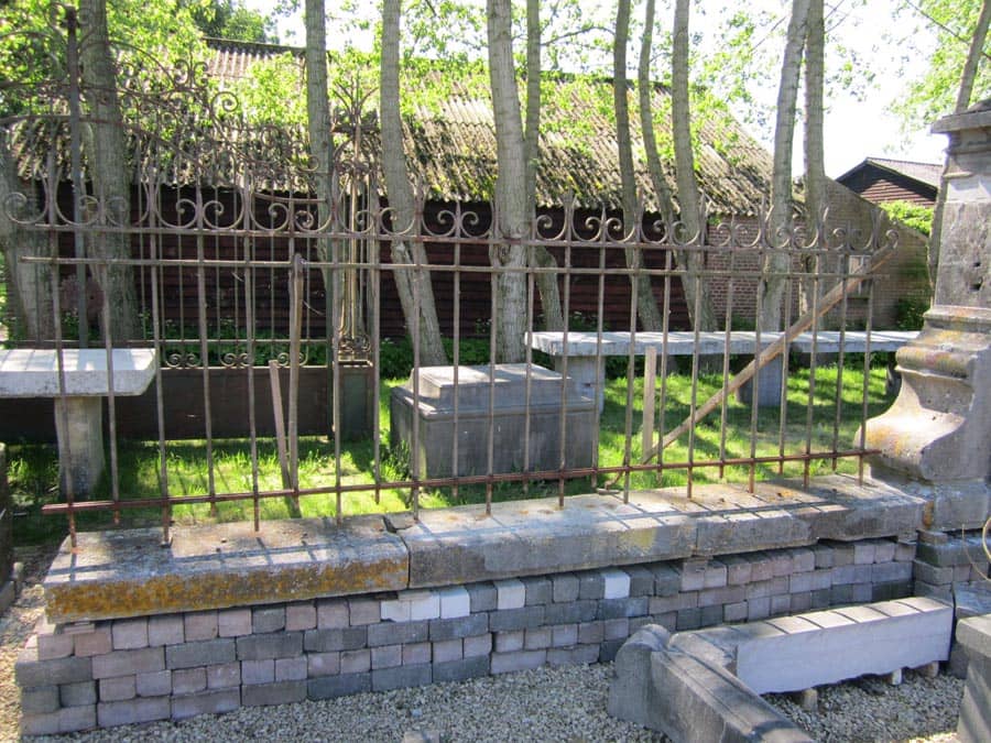 Landhuispoort-met-hekwerk-en-muurplaten