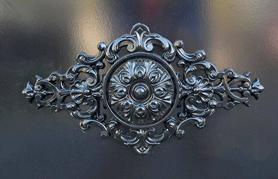 Landhuispoort-met-hekwerk-en-muurplaten