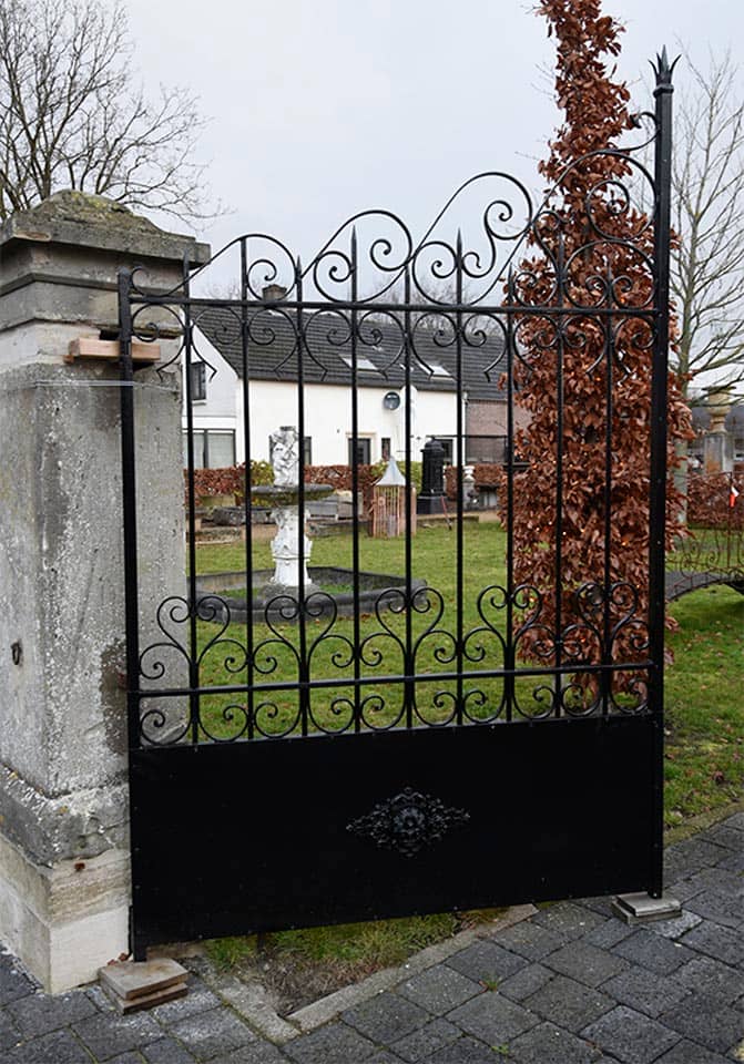 Landhuispoort-met-hekwerk-en-muurplaten