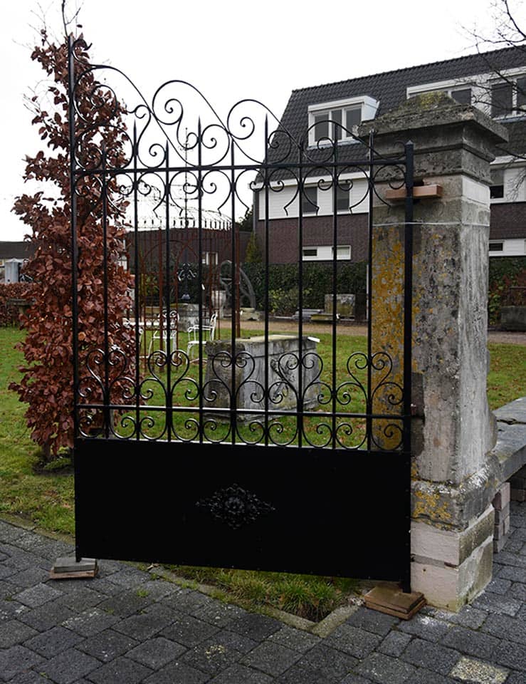 Landhuispoort-met-hekwerk-en-muurplaten